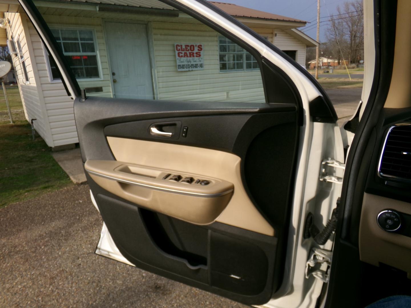 2012 White Diamond Pearl /Tan GMC Acadia SLT (1GKKRRED6CJ) with an 3.6L engine, automatic transmission, located at 401 First NE, Bearden, AR, 71720, (870) 687-3414, 33.726528, -92.611519 - Photo#9